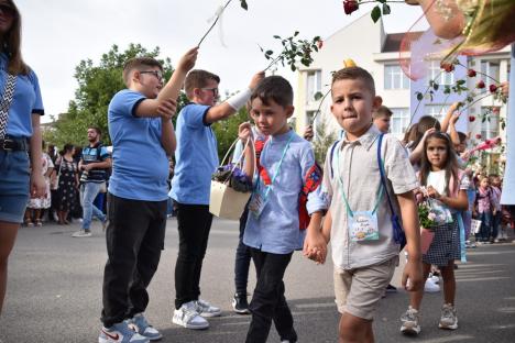 Jucării, flori și ochi înlăcrimați: Cum a fost prima zi de școală pentru elevii celei mai mari unități de învățământ din Oradea (FOTO)