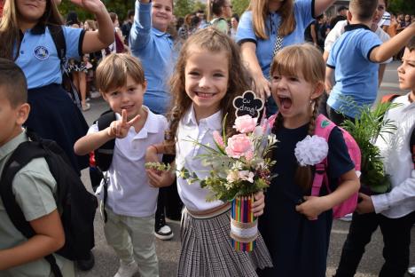 Jucării, flori și ochi înlăcrimați: Cum a fost prima zi de școală pentru elevii celei mai mari unități de învățământ din Oradea (FOTO)