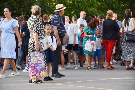 Jucării, flori și ochi înlăcrimați: Cum a fost prima zi de școală pentru elevii celei mai mari unități de învățământ din Oradea (FOTO)