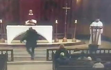 Preot înjunghiat în timpul unei slujbe, în cea mai mare biserică din Canada. Atacatorul este un român! (VIDEO)