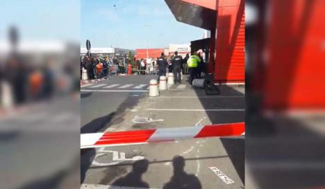 A intrat cu mașina într-un mall din România. Mai multe persoane au fost rănite, un bărbat a fost înjunghiat (FOTO/VIDEO)