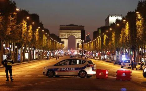 Atac armat în centrul Parisului: Un poliţist ucis, doi agenţi şi o turistă răniţi, atacatorul anihilat