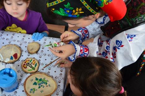 Înghesuială la „Atelierul de suveniruri” de la Bratca: Copii şi adulţi au învăţat să picteze pe lemn şi reţete „ca la mama-n bătătură” (FOTO)