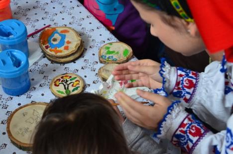 Înghesuială la „Atelierul de suveniruri” de la Bratca: Copii şi adulţi au învăţat să picteze pe lemn şi reţete „ca la mama-n bătătură” (FOTO)