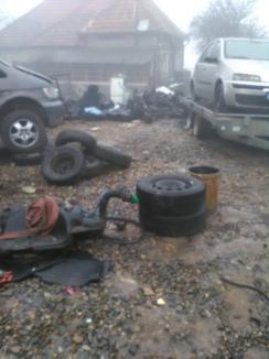 Atelier ilegal de dezmembrări auto descoperit în Bihor: Proprietarul, amendat cu 17.000 de lei (FOTO)
