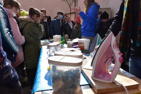 Lecție autentică de reciclare: Elevii unei școli din Oradea au văzut cu ochii lor cum gunoaiele din plastic devin noi obiecte (FOTO)