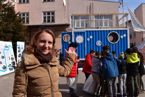 Lecție autentică de reciclare: Elevii unei școli din Oradea au văzut cu ochii lor cum gunoaiele din plastic devin noi obiecte (FOTO)