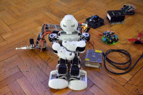 Şi filologii pot face roboţi! Lecţie deschisă de robotică, la Colegiul Mihai Eminescu (FOTO)