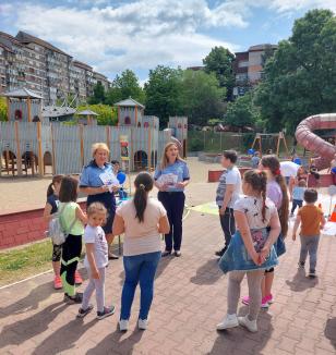 „ABC-ul educației pentru cei mici”. Polițiștii din Oradea au organizat ateliere despre siguranța copiilor pe stradă, acasă și la școală (FOTO)