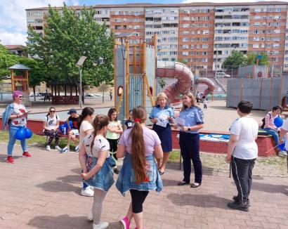 „ABC-ul educației pentru cei mici”. Polițiștii din Oradea au organizat ateliere despre siguranța copiilor pe stradă, acasă și la școală (FOTO)
