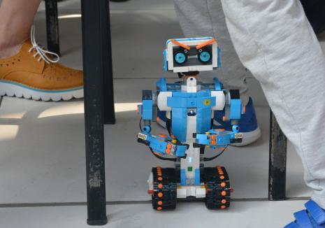 Roboți de Oradea: Pasionații de robotică își pot crea proprii roboți în cadrul unor ateliere gratuite