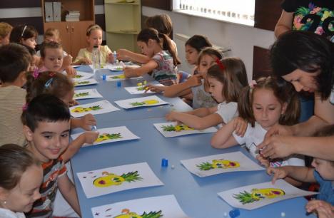 Vacanţă la ludotecă: La Biblioteca Judeţeană, copiii sunt chemaţi la diferite ateliere ori lecţii de limbi străine