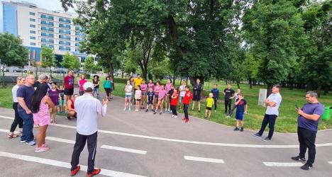 Maratonistul Marius Ionescu, în mijlocul micilor atleți de la LPS Bihorul (FOTO)