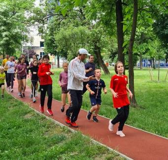 Maratonistul Marius Ionescu, în mijlocul micilor atleți de la LPS Bihorul (FOTO)
