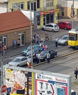 Tamponare cu 4 maşini pe Bulevardul Decebal din Oradea: Un Hyundai a urcat peste un Audi. La Ceica, un motociclist a lovit o biciclistă