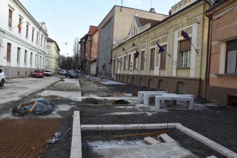 Vă place cum arată? Băncile puse de Primăria Oradea pe pietonala Aurel Lazăr sunt turnate din beton (FOTO)
