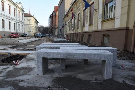 Vă place cum arată? Băncile puse de Primăria Oradea pe pietonala Aurel Lazăr sunt turnate din beton (FOTO)