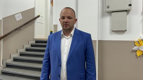 Aurel Mohan, candidat la președinția Consiliului Județean, a votat pentru „o administrație centrată pe cetățean”, dar a încurcat urnele (FOTO/VIDEO)