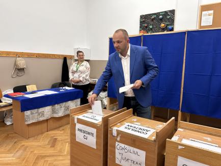 Aurel Mohan, candidat la președinția Consiliului Județean, a votat pentru „o administrație centrată pe cetățean”, dar a încurcat urnele (FOTO/VIDEO)