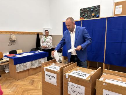 Aurel Mohan, candidat la președinția Consiliului Județean, a votat pentru „o administrație centrată pe cetățean”, dar a încurcat urnele (FOTO/VIDEO)