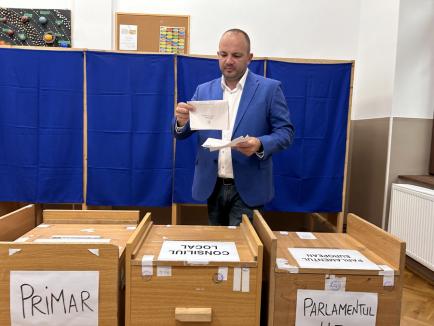 Aurel Mohan, candidat la președinția Consiliului Județean, a votat pentru „o administrație centrată pe cetățean”, dar a încurcat urnele (FOTO/VIDEO)