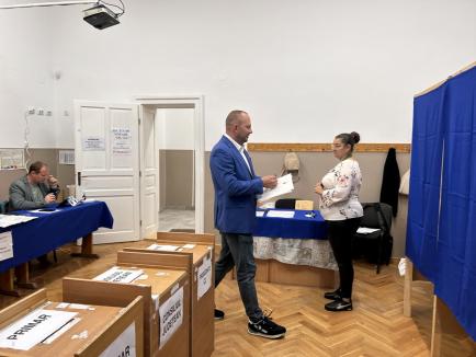 Aurel Mohan, candidat la președinția Consiliului Județean, a votat pentru „o administrație centrată pe cetățean”, dar a încurcat urnele (FOTO/VIDEO)