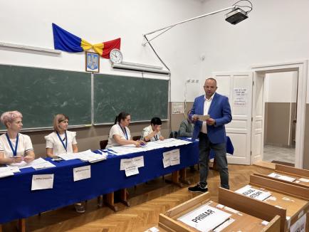 Aurel Mohan, candidat la președinția Consiliului Județean, a votat pentru „o administrație centrată pe cetățean”, dar a încurcat urnele (FOTO/VIDEO)