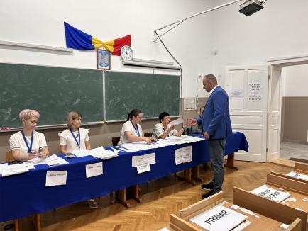 Aurel Mohan, candidat la președinția Consiliului Județean, a votat pentru „o administrație centrată pe cetățean”, dar a încurcat urnele (FOTO/VIDEO)