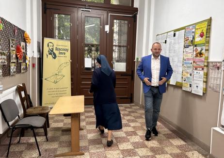 Aurel Mohan, candidat la președinția Consiliului Județean, a votat pentru „o administrație centrată pe cetățean”, dar a încurcat urnele (FOTO/VIDEO)