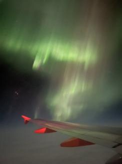 Aurora boreală din avion: Piloții și-au surprins pasagerii cu o întoarcere de 360 grade pentru un spectacol al luminilor nordului (FOTO)