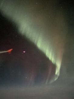 Aurora boreală din avion: Piloții și-au surprins pasagerii cu o întoarcere de 360 grade pentru un spectacol al luminilor nordului (FOTO)
