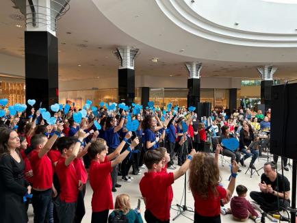 „Iubește, acceptă, susține”: Flashmob de Ziua Internațională de Conștientizare a Autismului (FOTO)