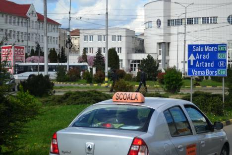 Mașinile școlilor de șoferi, interzise în zonele aglomerate din Oradea și împrejurimi, la ore de vârf! Examenele se vor da și sâmbăta