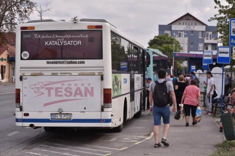 Rămaşi pe dinafară. Localnicii din Sântandrei se plâng că autobuzele de pe ruta Oradea – Palota nu fac faţă la orele de vârf