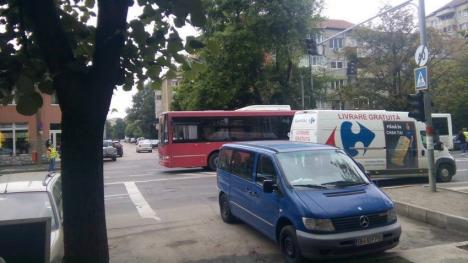Şoferiţa unui autobuz a frânat brusc pe bulevardul Ştefan cel Mare: doi pasageri au ajuns la spital