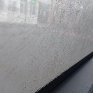 OTL, criză de apă? Călătorii din Oradea reclamă geamurile mizerabile din unele autobuze (FOTO)
