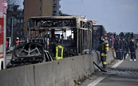 Gest extrem, în Italia: Șoferul a dat foc unui autobuz școlar cu 51 de elevi în el! (VIDEO)
