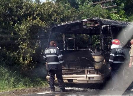 Un autobuz cu 17 pasageri a luat foc în mers, la Diosig. Nicio persoană nu a fost rănită (FOTO)