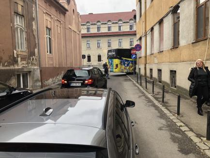Autocarul baschetbaliștilor de la CSU Sibiu, blocat într-o intersecție din Oradea. Unde s-a întâmplat (FOTO)