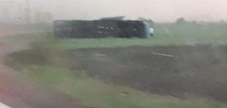 Tornadă în Călăraşi! Un autocar plin cu pasageri a fost luat pe sus şi răsturnat de vijelie (FOTO / VIDEO)