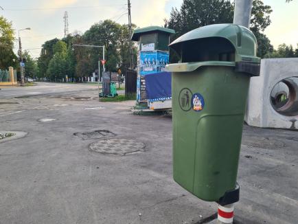 Nesimţire tradiţională: 'Apărătorii patriei' au umplut coşurile de gunoi din Oradea cu autocolante (FOTO)