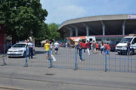 Mii de orădeni s-au strâns la Stadionul Municipal ca să primească autografe şi să facă fotografii cu starurile fotbalului românesc (FOTO)