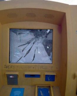 Vandalii nu se opresc. Un automat de bilete al OTL a fost spart, iar prejudiciul se ridică la 1.000 euro