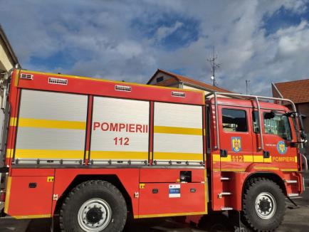Dotări pentru pompieri: ISU Crișana a primit o autospecială de stingere a incendiilor de pădure (FOTO)