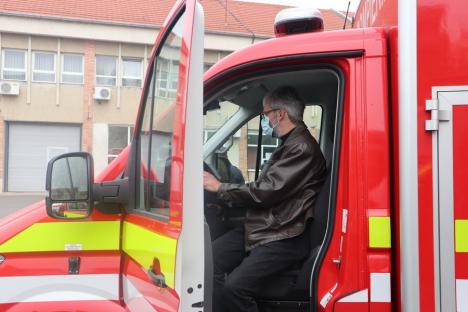 Premieră în Bihor: O autospecială nouă, cu care bolnavii înalt contagioși pot fi transportați câte doi (FOTO /VIDEO)
