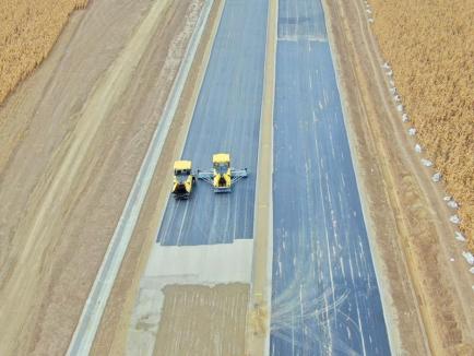 Autostrada în Bihor: Prefectul Mihaiu anunţă că au început asfaltările şi adaugă un 'Doamne ajută!' (FOTO / VIDEO)