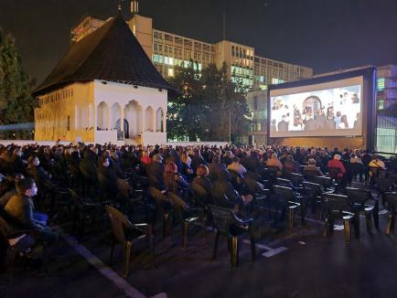 'Glasul care strigă în pustie', film făcut de un preot din Oradea, a adunat peste 900 de oameni în parcarea Spitalului Municipal (FOTO)