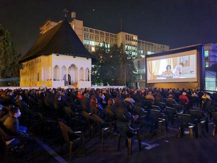 'Glasul care strigă în pustie', film făcut de un preot din Oradea, a adunat peste 900 de oameni în parcarea Spitalului Municipal (FOTO)