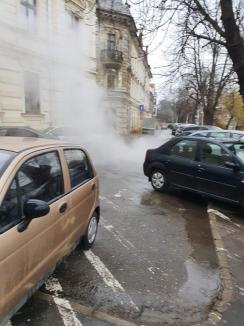 Un gheizer înalt de peste 6 metri, izvorât din asfaltul străzii Libertăţii din Oradea a opărit maşinile şi clădirile din jur (FOTO/VIDEO)
