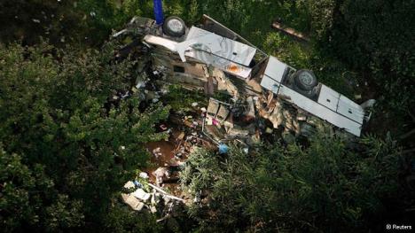 Accident grav în Italia: Cel puţin 36 de morţi, după ce un autocar a plonjat peste un pod